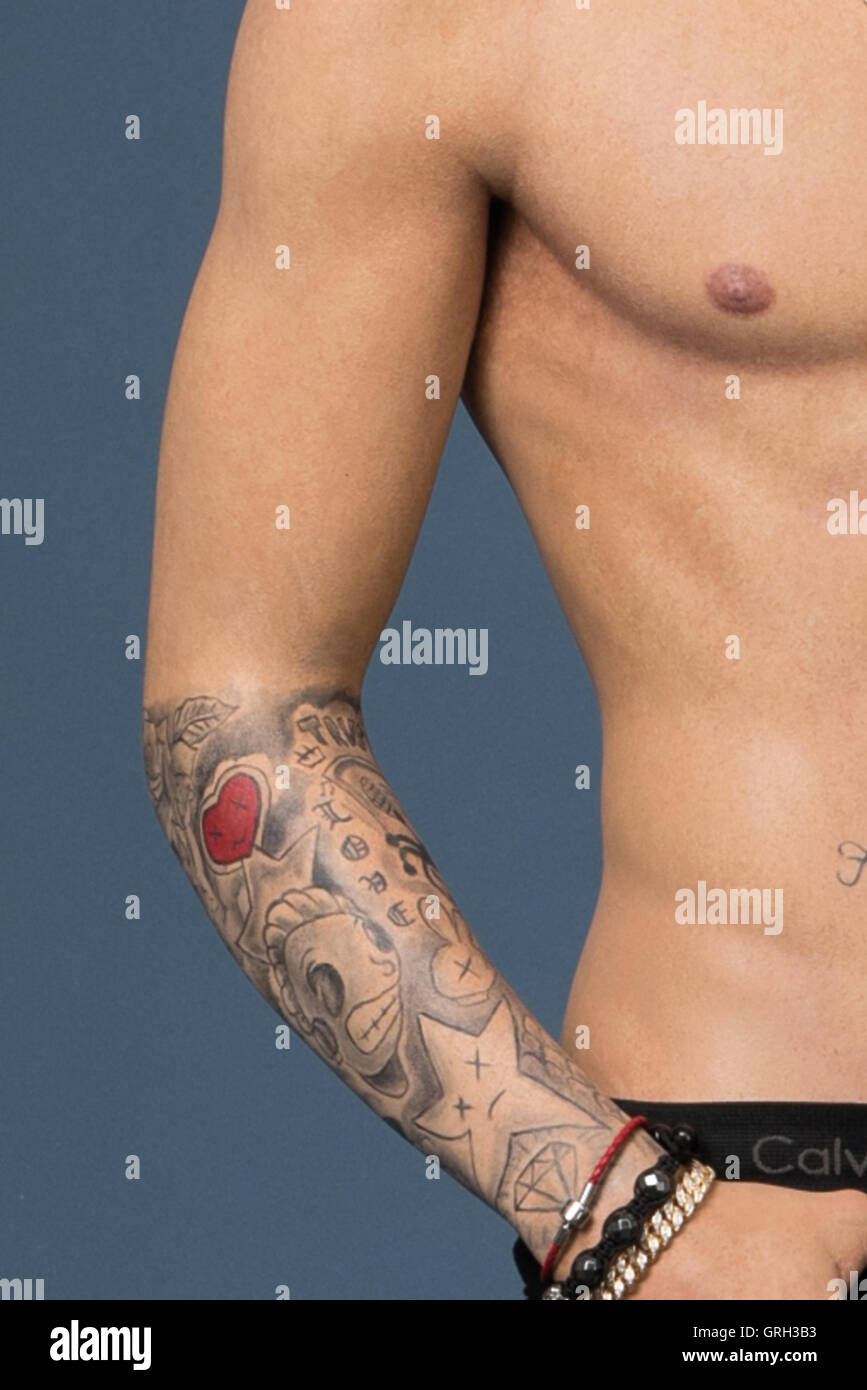 HANDOUT - The tattoed arm and part of the upper body of the wax figure of  singer Justin Bieber at Madame Tussauds in London, England, September 2016.  Twelve wax figure artists have, image size:867x1390
