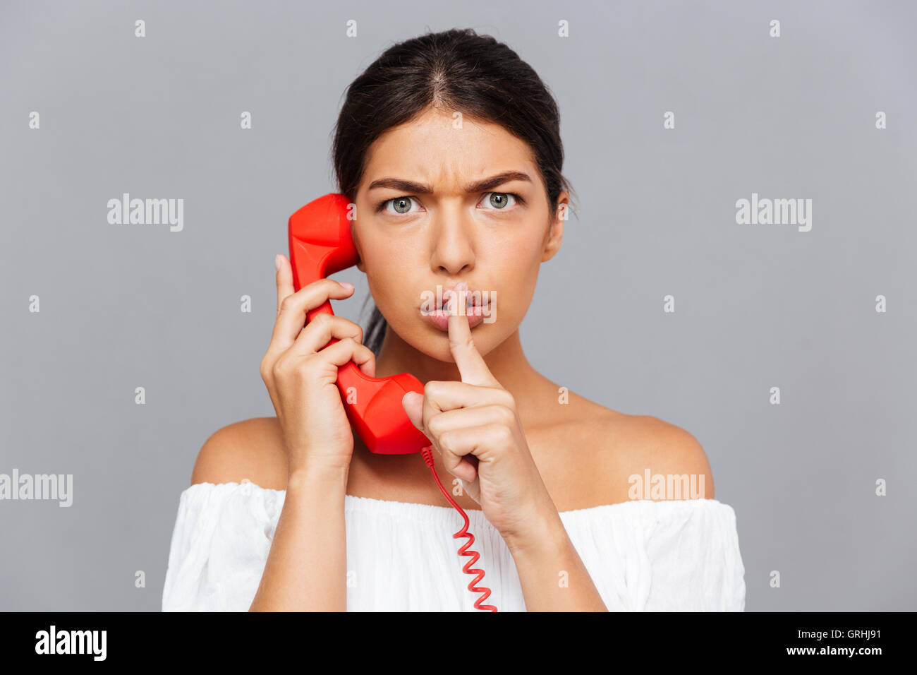Молчание в трубку. Женщина с трубкой телефона. Молчание по телефону. Тссс девушка с калькулятором.