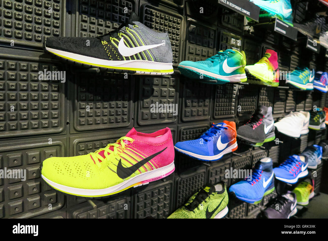 Dalset diferente traidor Nike Shoe Display, Niketown Athletic Apparel Store, 6 East 57th Street, NYC  Stock Photo - Alamy