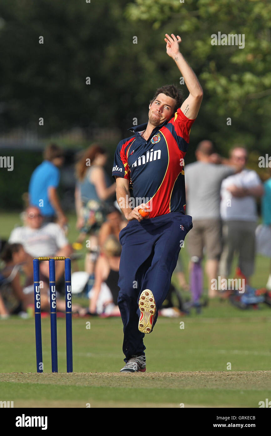 Ben Foakes in bowling action for Essex - Upminster CC vs Essex CCC - Graham  Napier Benefit Match Cricket at Upminster Park - 09/09/12 Stock Photo -  Alamy