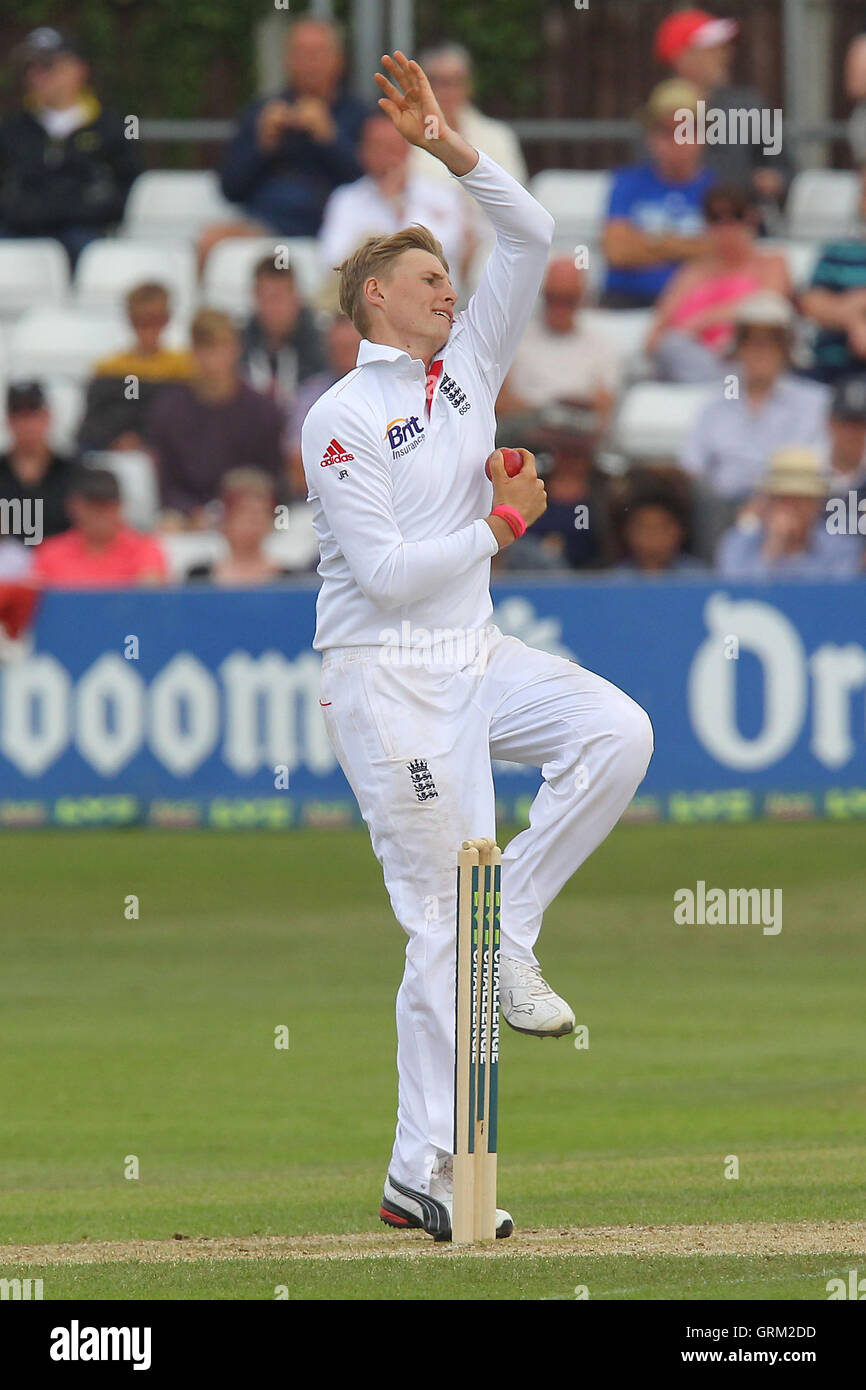 Joe Root in bowling action for England - Essex CCC vs England - LV  Challenge Match at the Essex County Ground, Chelmsford - 01/07/13 Stock  Photo - Alamy