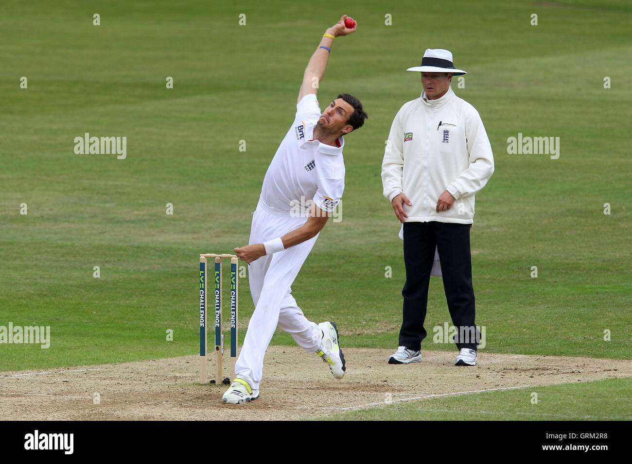 Steven Finn in bowling action for England - Essex CCC vs England - LV  Challenge Match at the Essex County Ground, Chelmsford - 03/07/13 Stock  Photo - Alamy