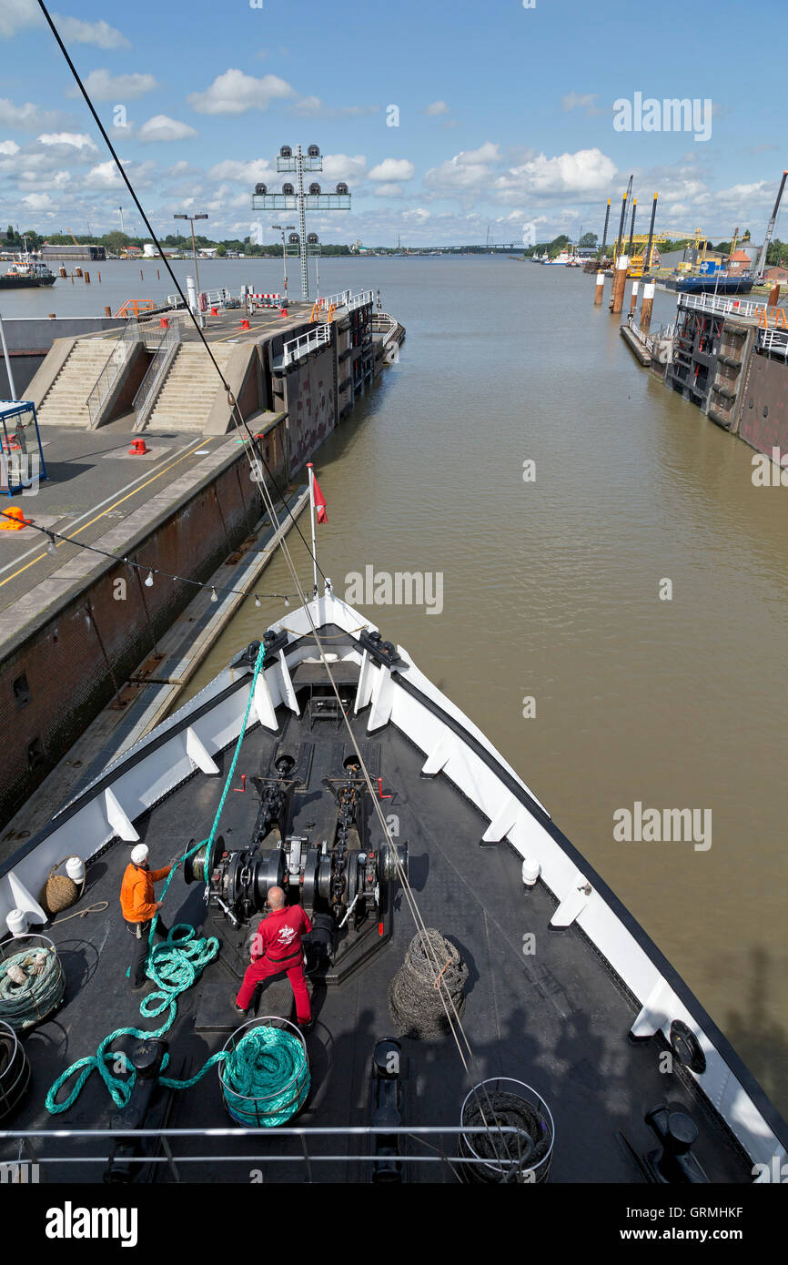 steam icebreaker ´Stettin´ on its way from Hamburg to Kiel, Lock
