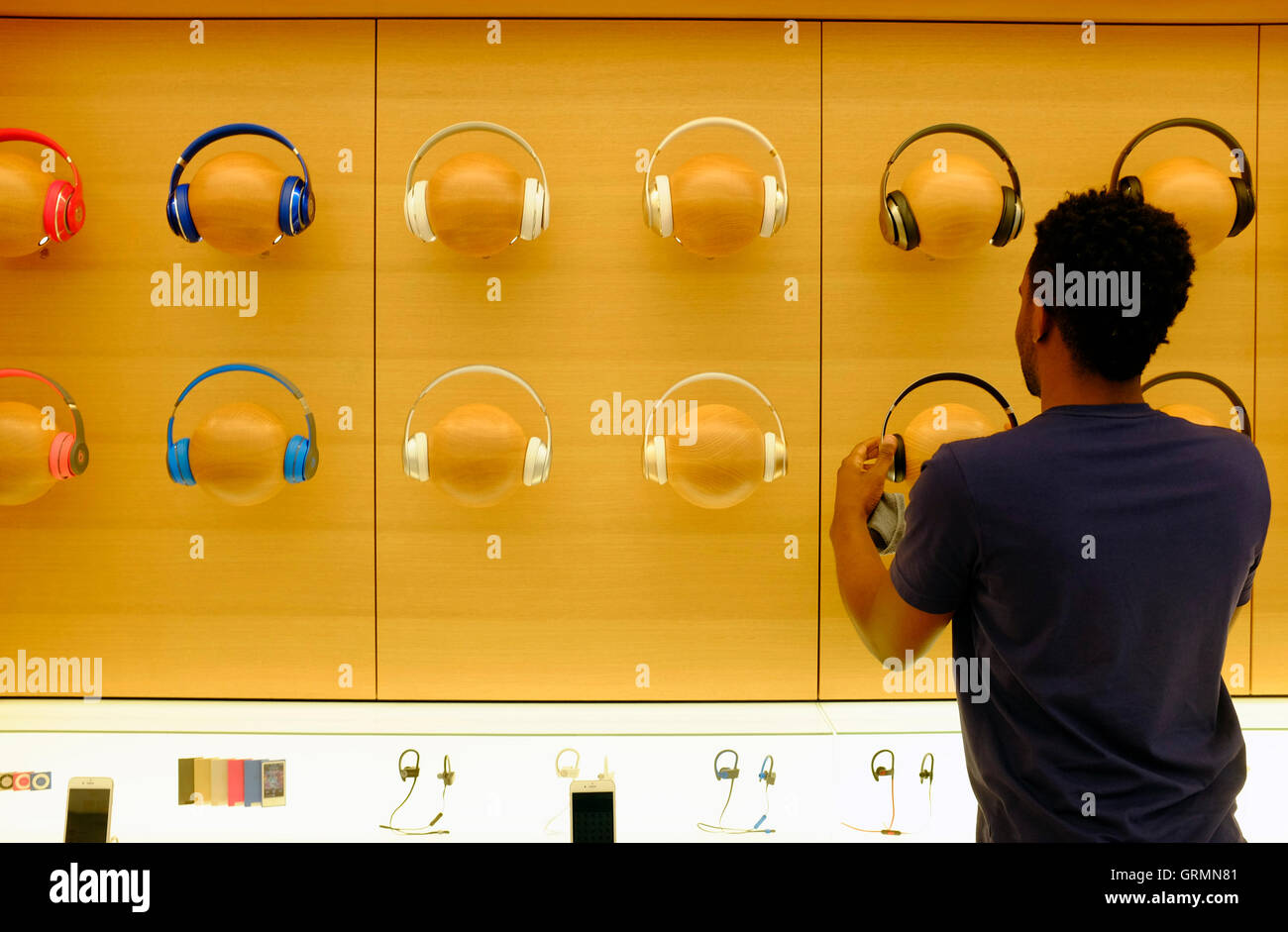 Headphone store hi-res stock photography and images - Alamy