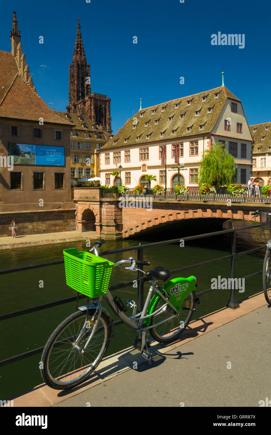 France, Bas Rhin (67), Strasbourg town, Ill river, Pont du corbeau bridge, l'ancienne douane ans town museum, rental bike Velhop Stock Photo