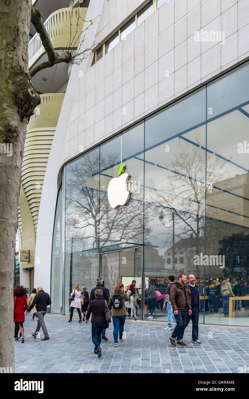 people outside apple store shop brussels belgium Stock Photo