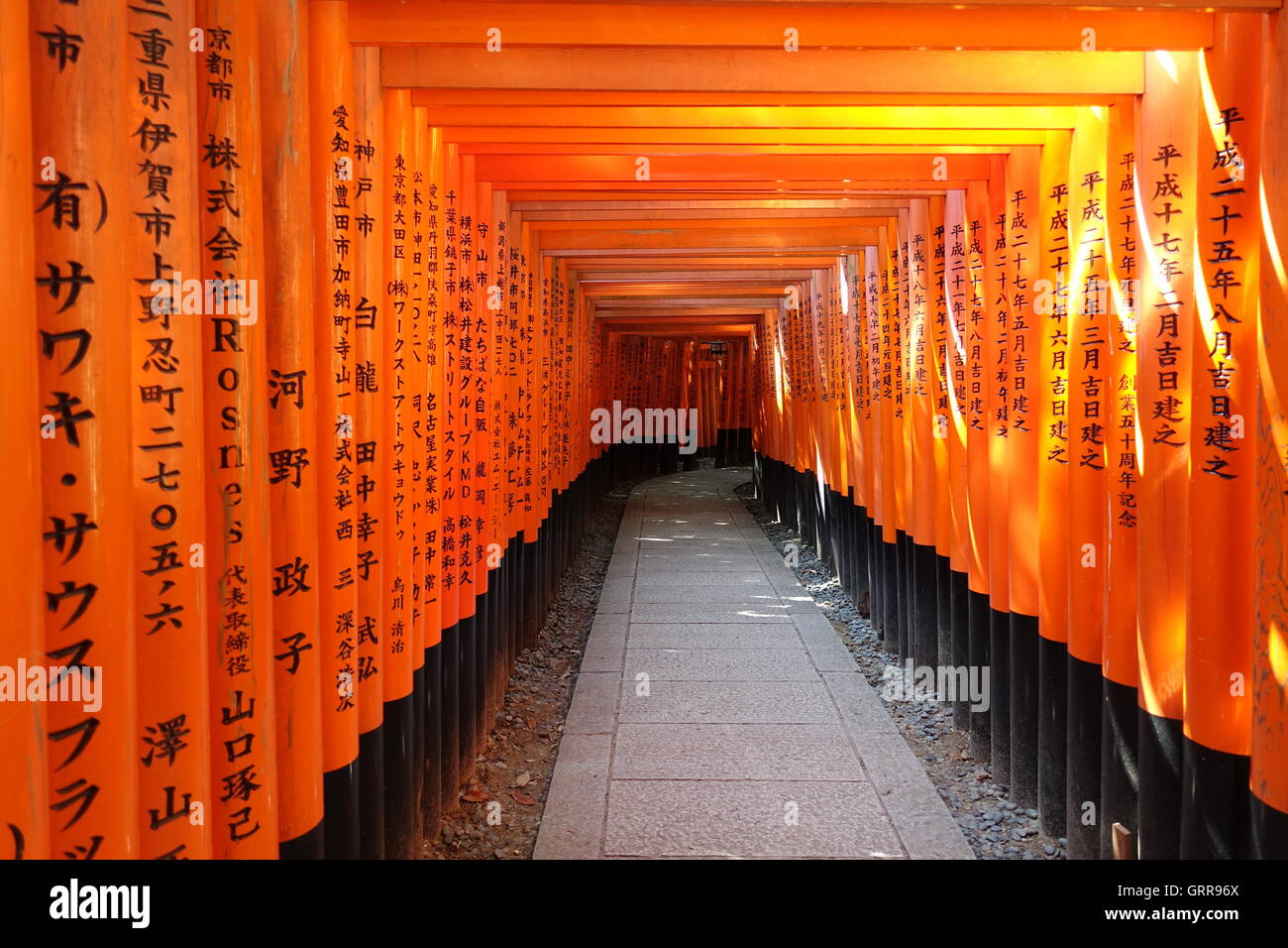 A Torii (鳥居) (Gate) path at Fushimi Inari-Taisha (伏見稲荷大社) Shinto Shrine Stock Photo