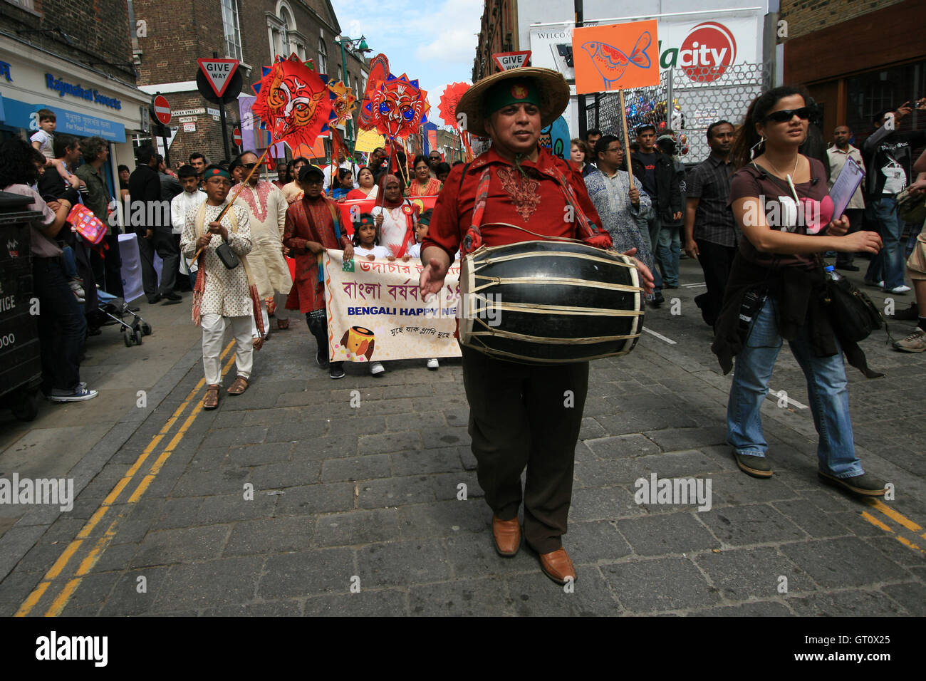 Askar kiyimidagi sexy qizlar