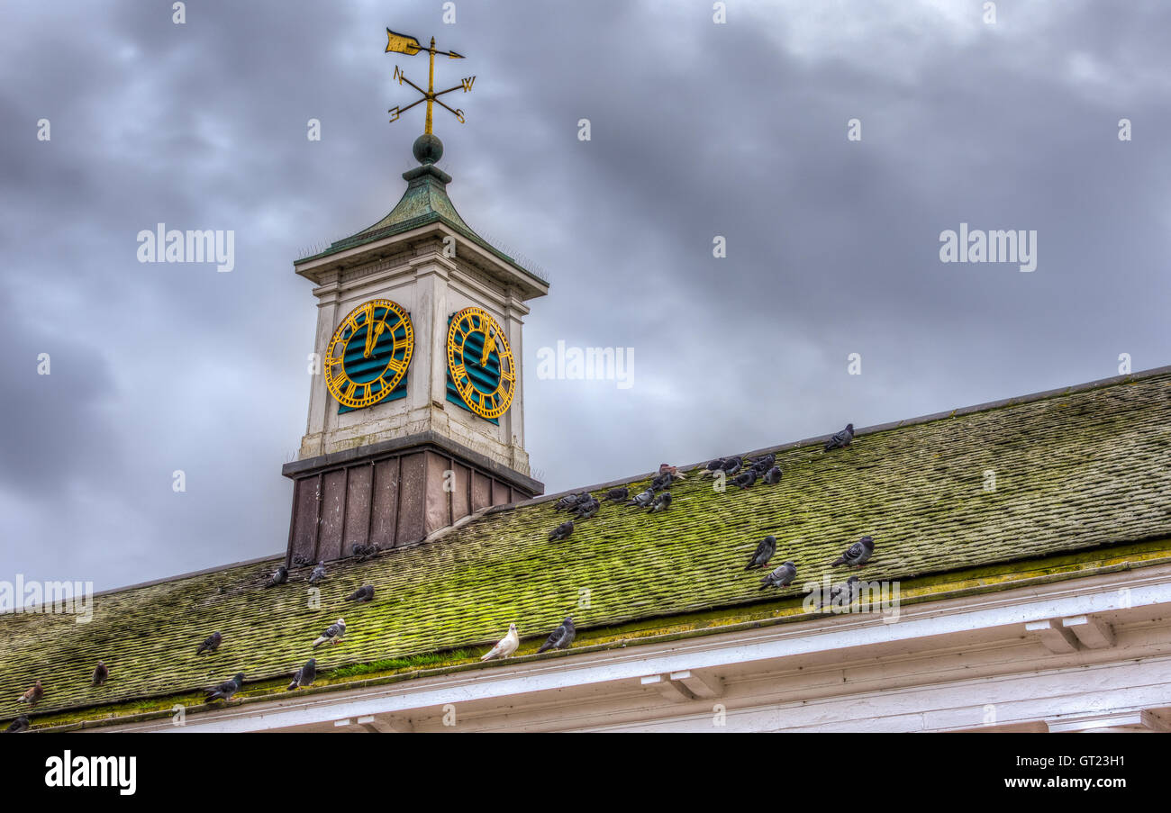 Rooftop clock hires stock photography and images Alamy