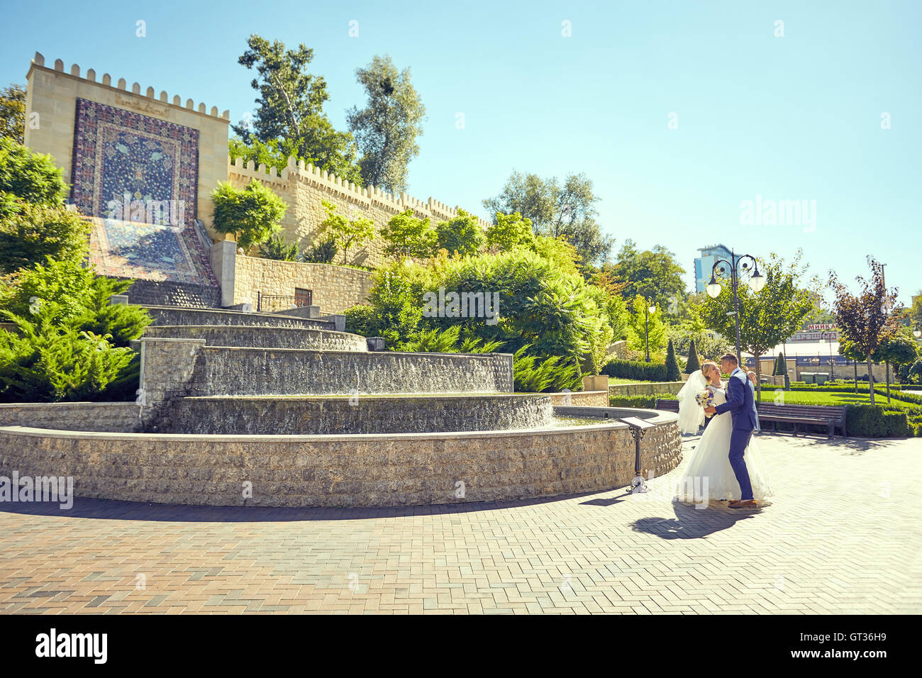Newlyweds posing hi-res stock photography and images - Alamy