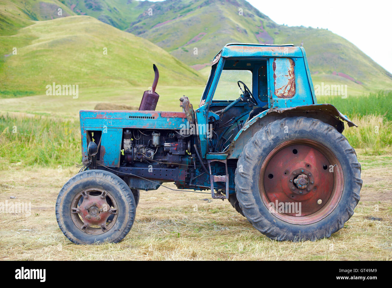 Old rusty tractor Stock Photo - Alamy