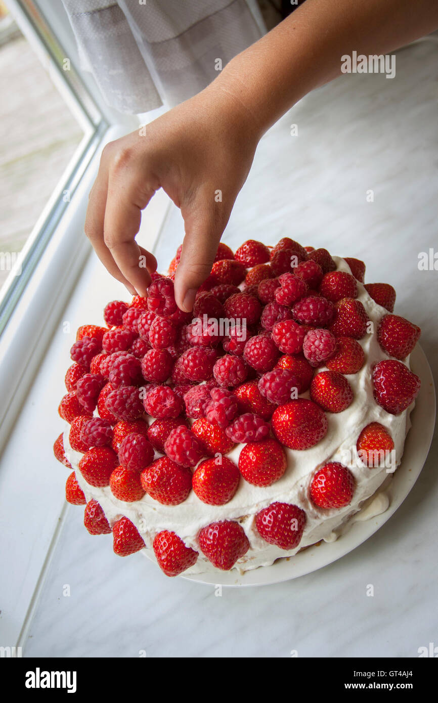 Birthday cake strawberry hi-res stock photography and images - Alamy