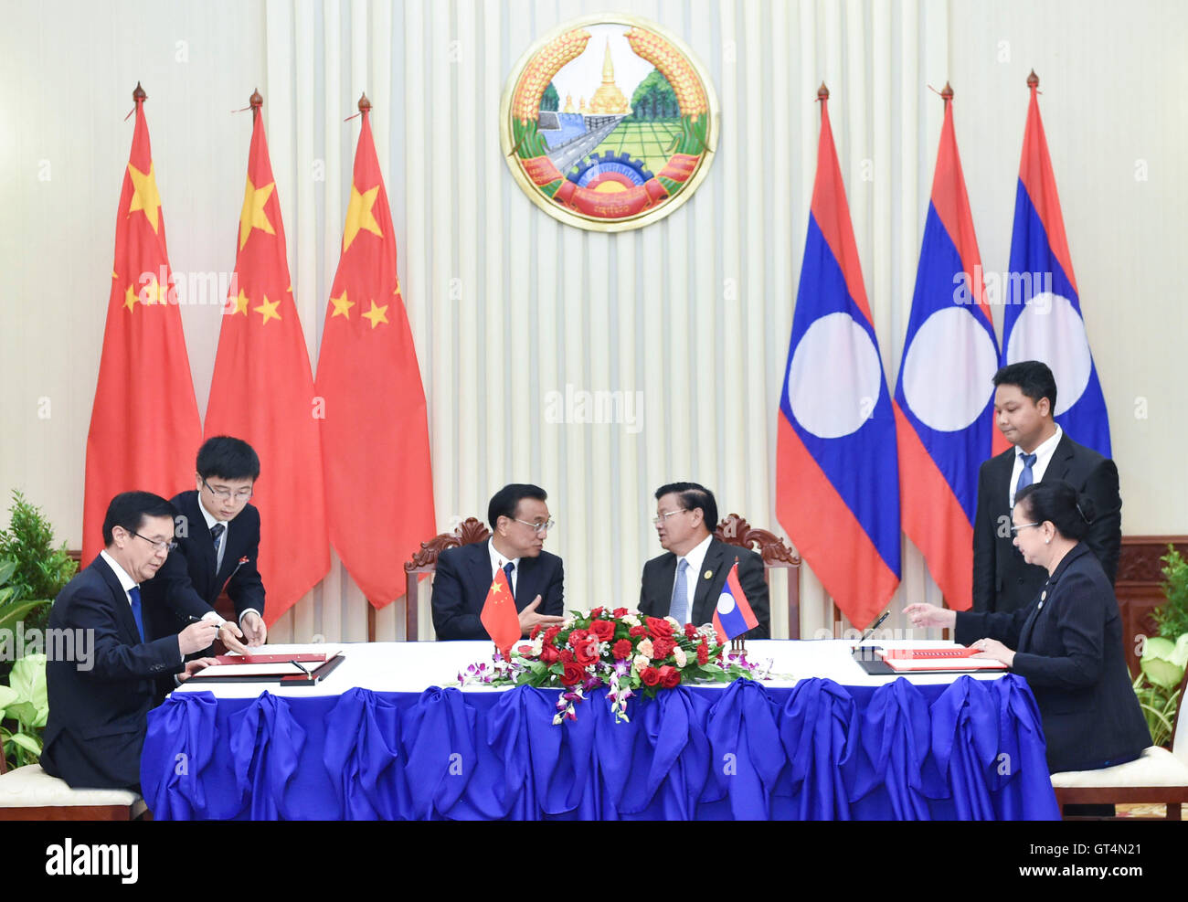 Vientiane, Laos. 8th Sep, 2016. Chinese Premier Li Keqiang (L, center) and his Laotian counterpart Thongloun Sisoulith attend the signing ceremony of cooperation documents covering fields ranging from trade and investment to technology and education after their talks in Vientiane, Laos, Sept. 8, 2016. © Gao Jie/Xinhua/Alamy Live News Stock Photo