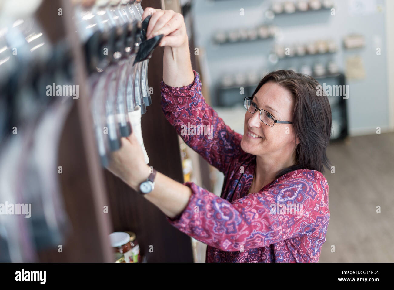 Hanover, Germany. 1st Sep, 2016. Owner Sandra Michel filling beans into a bag at the store 'Edel Unverpackt' (lit. 'Noble Unpacked') in Hanover, Germany, 1 September 2016. The store offers food and household goods without packaging. PHOTO: SEBASTIAN GOLLNOW/dpa/Alamy Live News Stock Photo