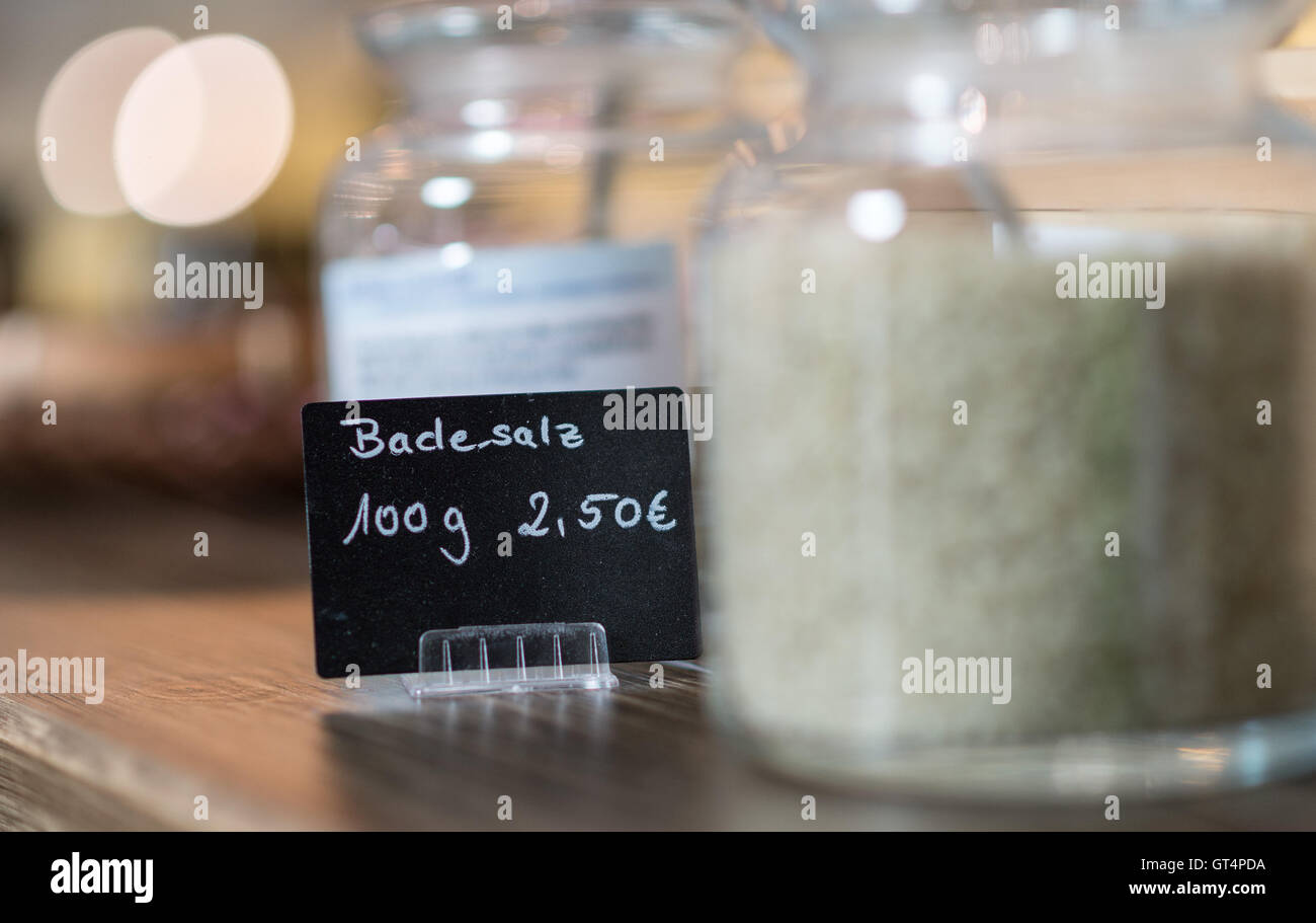 Hanover, Germany. 1st Sep, 2016. A price tag between two glasses with bath salt at the store 'Edel Unverpackt' (lit. 'Noble Unpacked') in Hanover, Germany, 1 September 2016. The store offers food and household goods without packaging. PHOTO: SEBASTIAN GOLLNOW/dpa/Alamy Live News Stock Photo