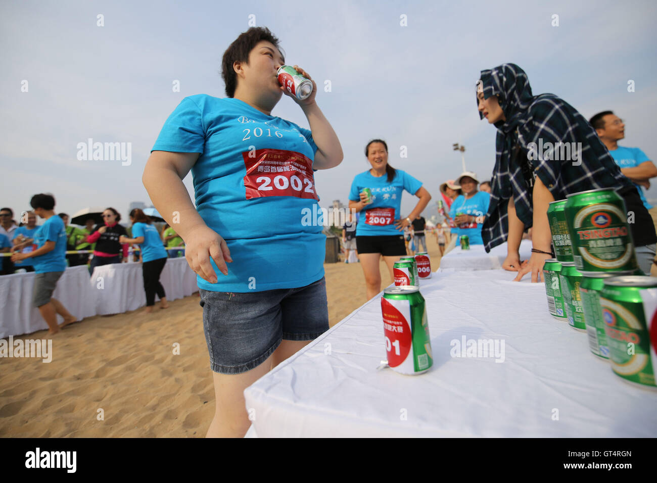 Qingdao, Qingdao, China. 9th Sep, 2016. Qingdao, CHINA-?September 4 2016:?(EDITORIAL?USE?ONLY.?CHINA?OUT) .Runners at the first Qingdao Beer Run Race in Qingdao, east ChinaÂ¡Â¯s Shandong Province. About 300 people attend the first Qingdao Beer Run Race. During the race, runners should drink one bottle of Qingdao beer every 200 meters. And the runner who run and drink fastest will win the race. © SIPA Asia/ZUMA Wire/Alamy Live News Stock Photo