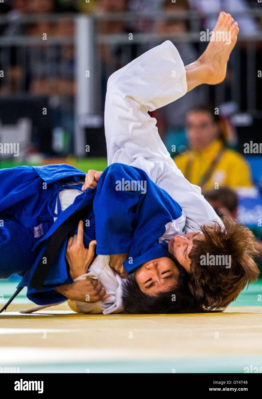 Rio de Janeiro, Brazil. 8th September, 2016. Carmen Brussig (white) of Germany and Liqing Li of China compete during the women's -48 kg finals of the judo event during the Rio 2016 Paralympic Games, Rio de Janeiro, Brazil, 08 September 2016. Photo: Jens Buettner/dpa Credit:  dpa picture alliance/Alamy Live News Stock Photo