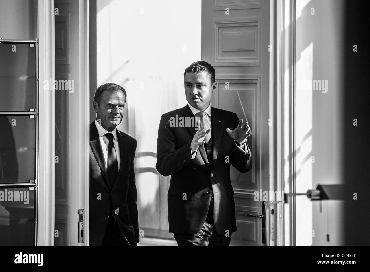 Tallinn, Estonia, 9th September 2016. Estonian Prime Minister Taavi Roivas (R) and President of the European Council Donald Tusk (L) arrive to a press conference after their meeting at Steenbok House. The main topics of their meeting will be the future of the European Union after the Brexit   as well as the Estonian politic situation regarding the Presidential election.  Estonia will host the the Presidency of the Council of the European Union in the second half of 2017, this for the first time. Credit:  Nicolas Bouvy/Alamy Live News Stock Photo