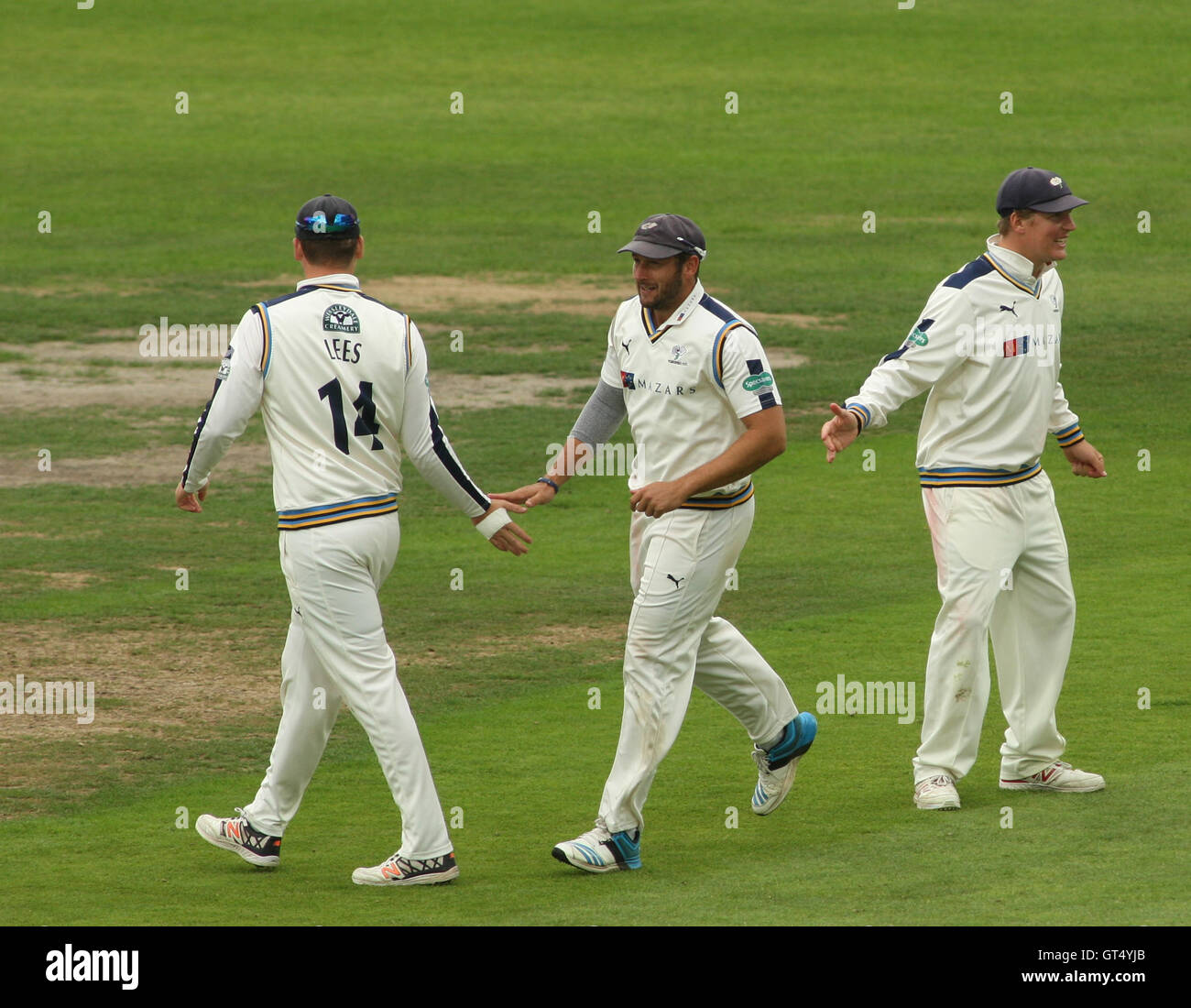 Headingley Carnegie Stadium,Leeds, UK.  Friday 9th September 2016.   Tim Bresnan  (C) of Yorkshire celebrates with his team mate  the wicket of Micheal Richardson of Durham during Day Four of the Specsavers County Championship Division One match between Yorkshire and Durham at Headingley Carnegie Stadium.   Credit:  Stephen Gaunt/Alamy Live News Stock Photo