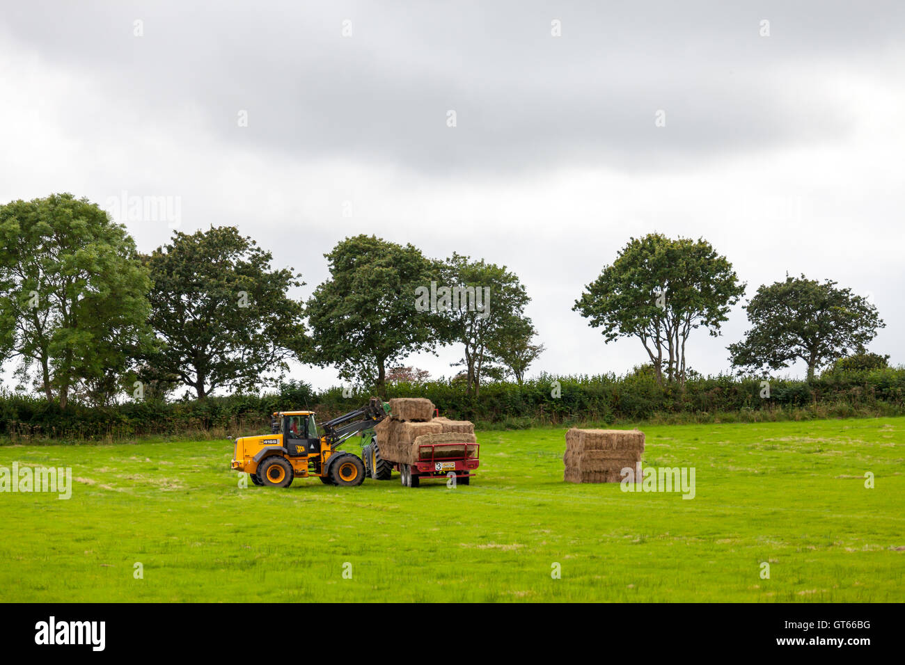 Moving A Hay Bale High Resolution Stock Photography and Images Alamy