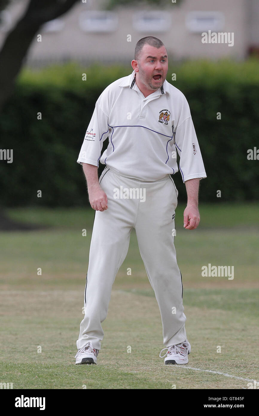 P Handscombe of Hornchurch Athletic appeals - Goodmayes & Blythswood CC (fielding) vs Hornchurch Athletic CC 2nd XI - Essex Club Cricket at Goodmayes Park - 14/05/11 Stock Photo