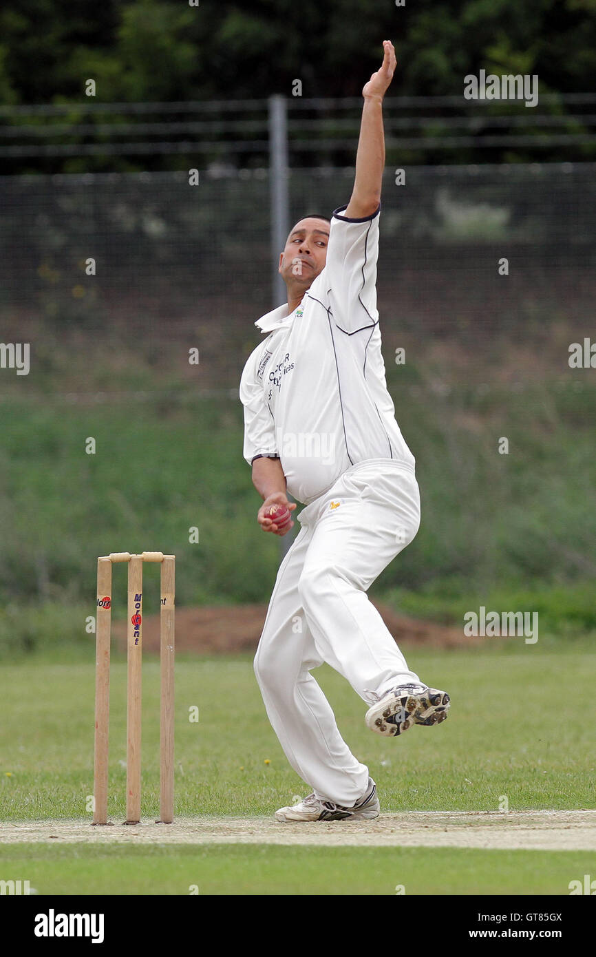 Shahid Saeed in bowling action for Wanstead - Hainault & Clayhall CC (batting) vs Wanstead CC - Essex Cricket League - 09/07/11 - contact@tgsphoto.co.uk Stock Photo