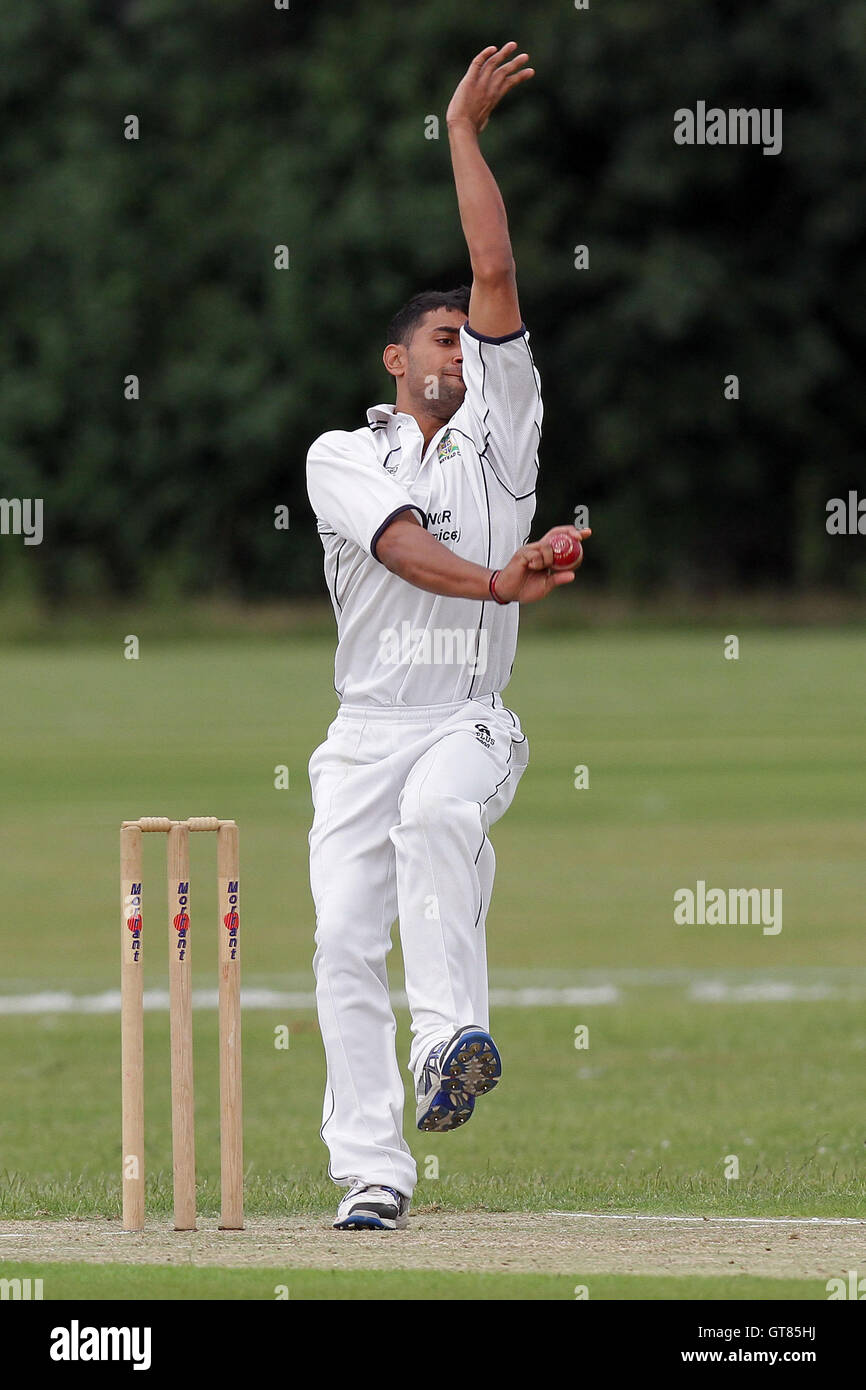 Zain Shahzad in bowling action for Wanstead - Hainault & Clayhall CC (batting) vs Wanstead CC - Essex Cricket League - 09/07/11 - contact@tgsphoto.co.uk Stock Photo