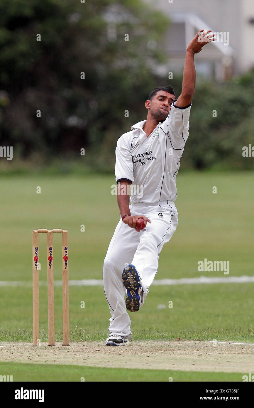 Zain Shahzad in bowling action for Wanstead - Hainault & Clayhall CC (batting) vs Wanstead CC - Essex Cricket League - 09/07/11 - contact@tgsphoto.co.uk Stock Photo