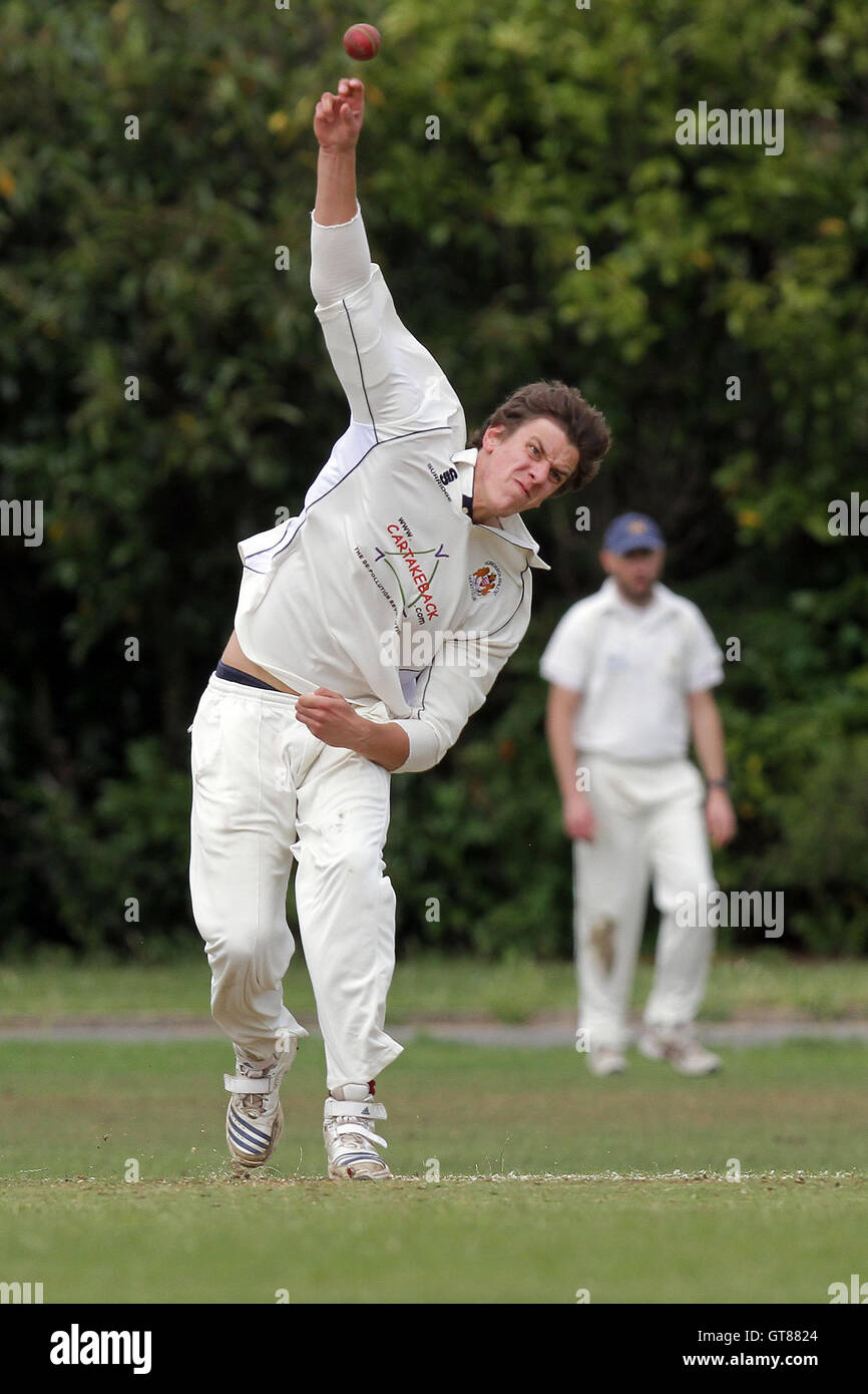 J Coote in bowling action for Hornchurch Athletic - Hornchurch Athletic CC (fielding) vs Barking CC - Essex Cricket League - 09/07/11 - contact@tgsphoto.co.uk Stock Photo