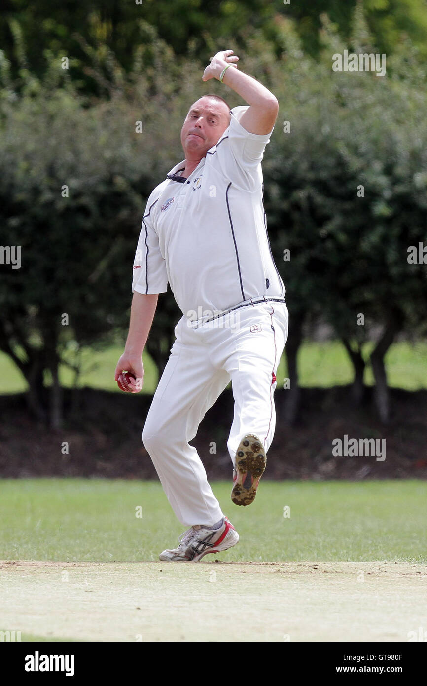 Oakley in bowling action for Ardleigh Green - Ilford CC 3rd XI (batting) vs Ardleigh Green CC 3rd XI - Essex Cricket League - 09/07/11 - contact@tgsphoto.co.uk Stock Photo