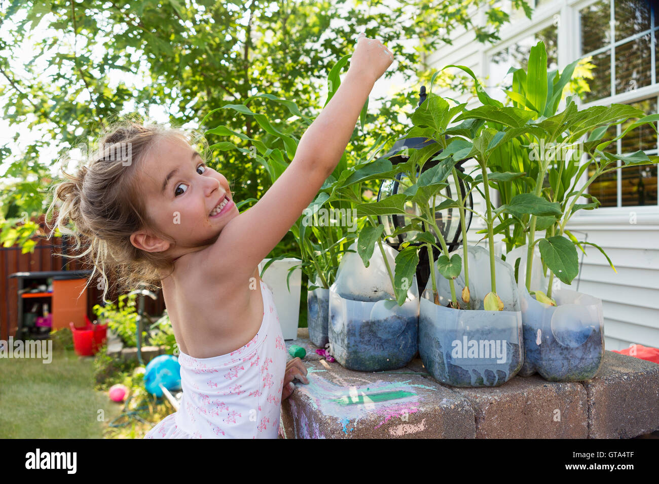девочка сажает цветы. гидропонная ферма клубника. вырасти свой кристалл. гров марихуаны. возделывание конопли.