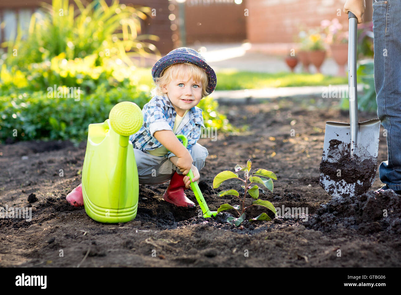 Kid gardener hi-res stock photography and images - Alamy