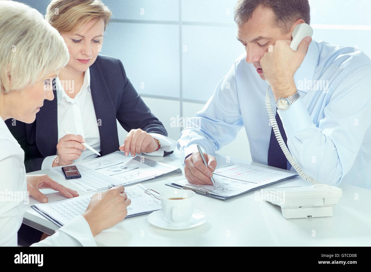 Business people statistics team hi-res stock photography and images - Alamy