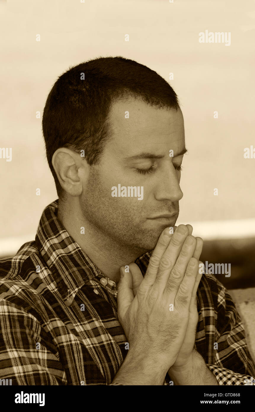 Man alone in church praying hi-res stock photography and images - Alamy