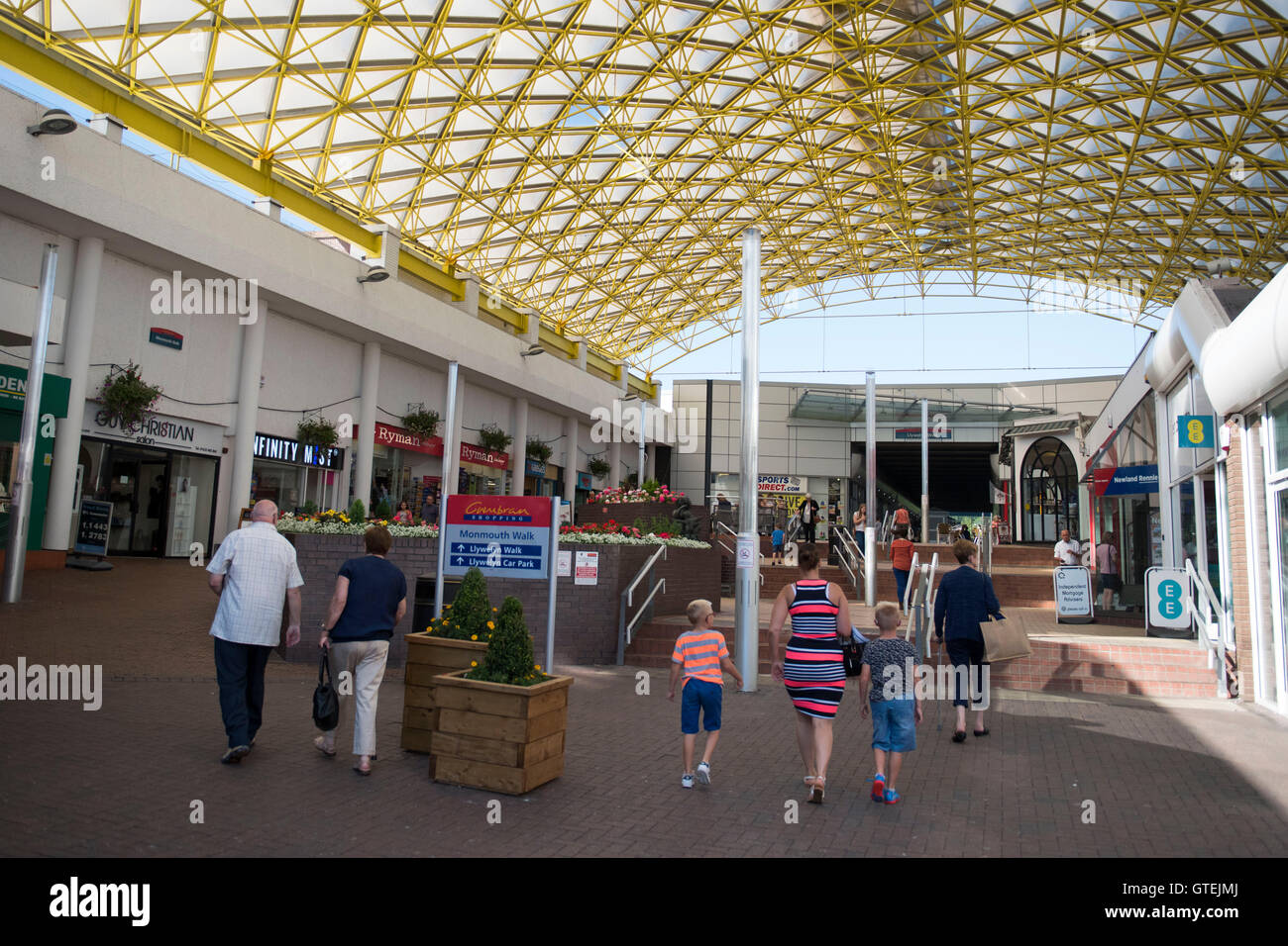 Cwmbran shopping centre in Cwmbran, South Wales Stock Photo: 118335970 ...