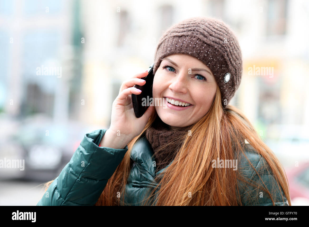 Happy young woman calling by phone Stock Photo - Alamy