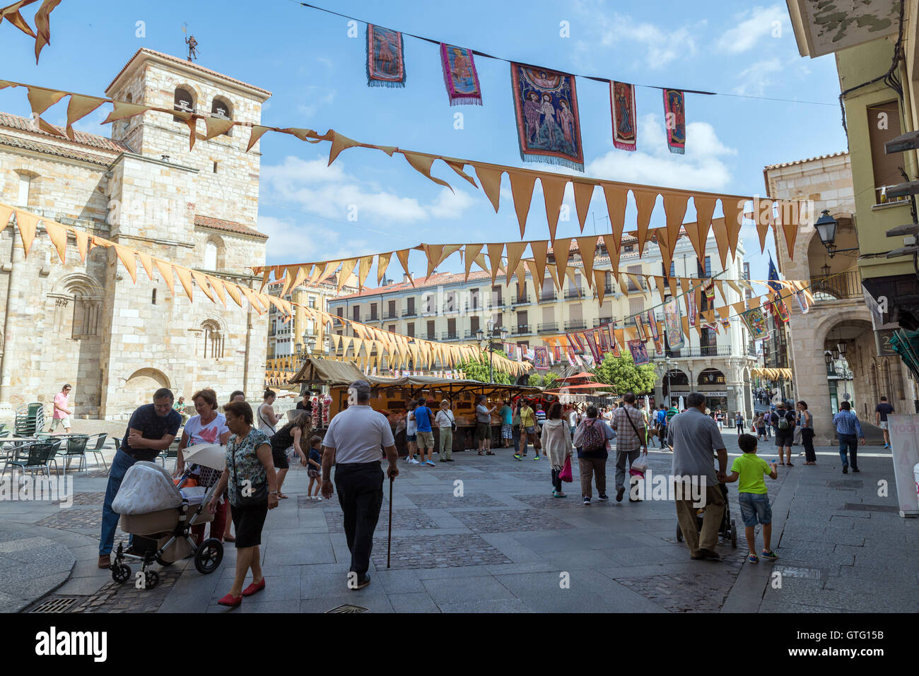 ZAMORA, SPAIN - SEPTEMBER 9, 2016: People in the main square of Zamora during the recreation of a medieval market Stock Photo