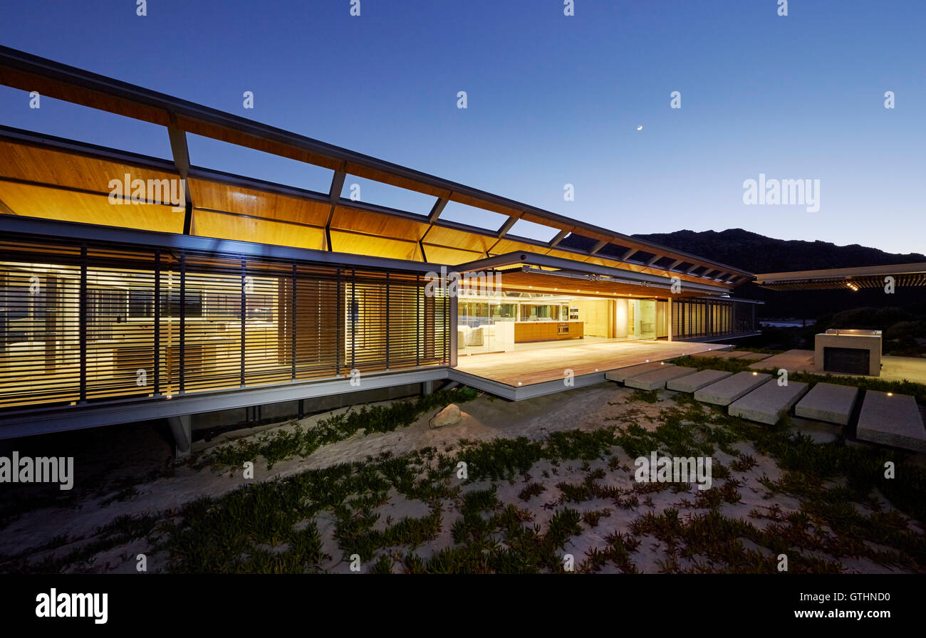 Illuminated modern luxury house at dusk Stock Photo - Alamy