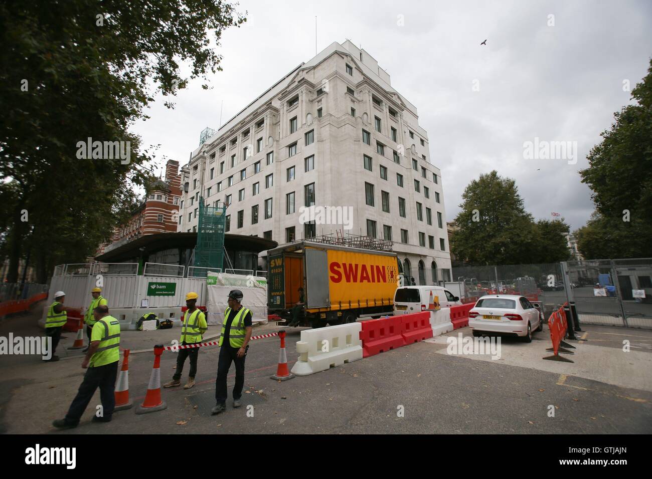 Construction workers outside the Curtis Green building on Victoria Embankment in central London. The former Whitehall police station is due to become the new headquarters of the Metropolitan Police when the force leaves its New Scotland Yard base. Stock Photo