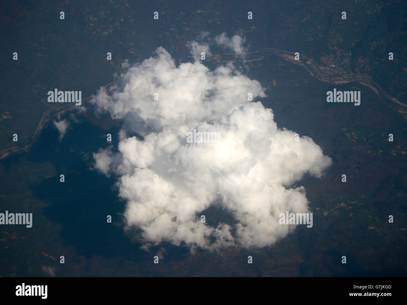 Blick aus einem Flugzeug auf eine Wolke. Stock Photo