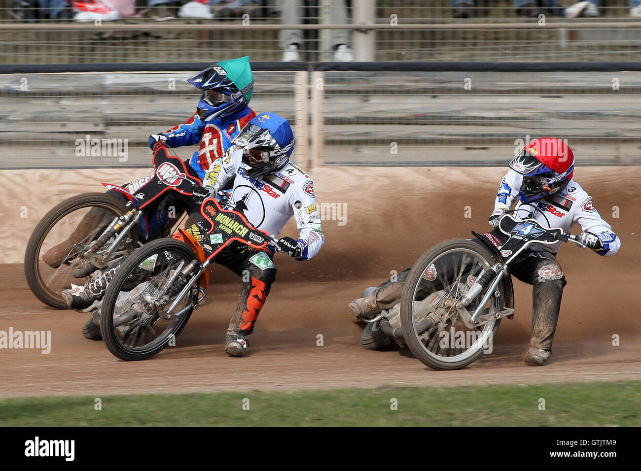Heat 5: Andreas Jonsson (green) moves to overtake Steve Johnston (blue) - Ipswich Witches vs Lakeside Hammers - Craven Shield Speedway at Foxhall Stadium, Ipswich - 21/03/08 Stock Photo