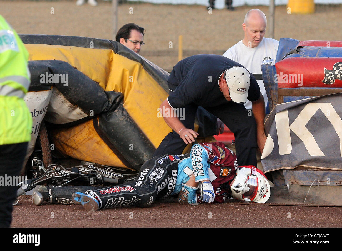 Heat 1: Lee Richardson (red) crashes out - Lakeside Hammers vs Coventry  Bees - Sky Sports Elite League Speedway at Arena Essex Raceway, Purfleet -  22//08/09 Stock Photo - Alamy