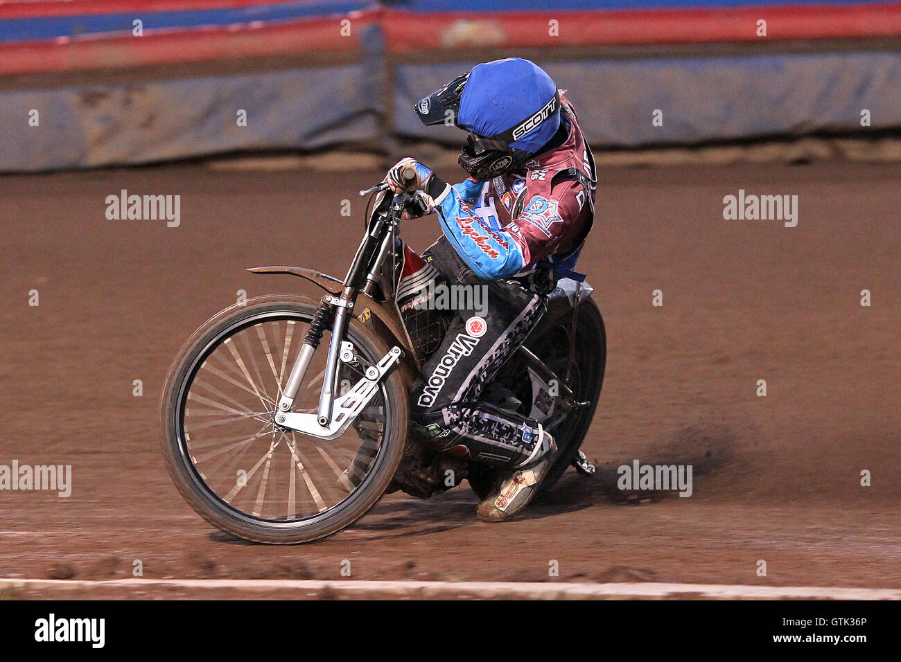 New Lakeside signing Adam Ellis (blue) in riding action - Lakeside Young Hammers Eastbourne Eaglets - Anglian Junior League Speedway at Arena Essex Raceway, Purfleet - 28/09/12 Stock Photo