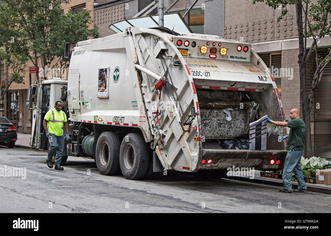 New York City Sanitation Department employees collecting refuse. Stock Photo
