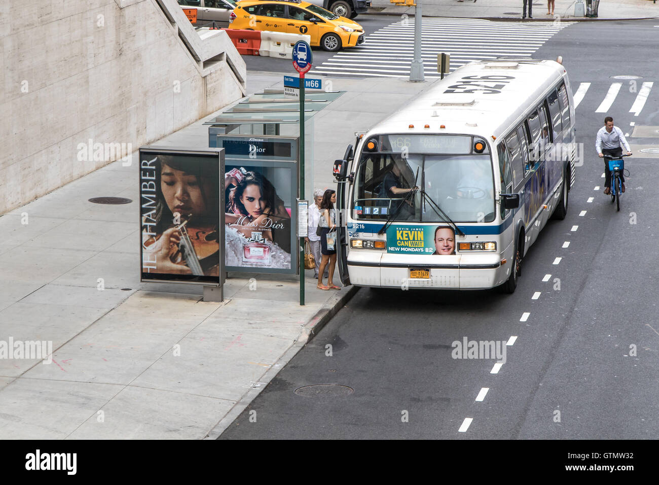 Nyc bus at bus stop hi-res stock photography and images - Alamy
