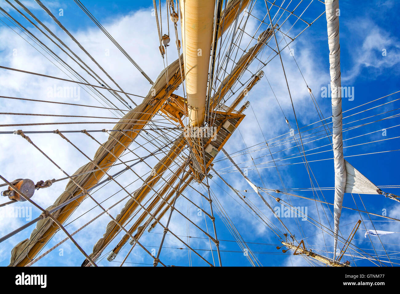 Crew tall mast ship hi-res stock photography and images - Alamy