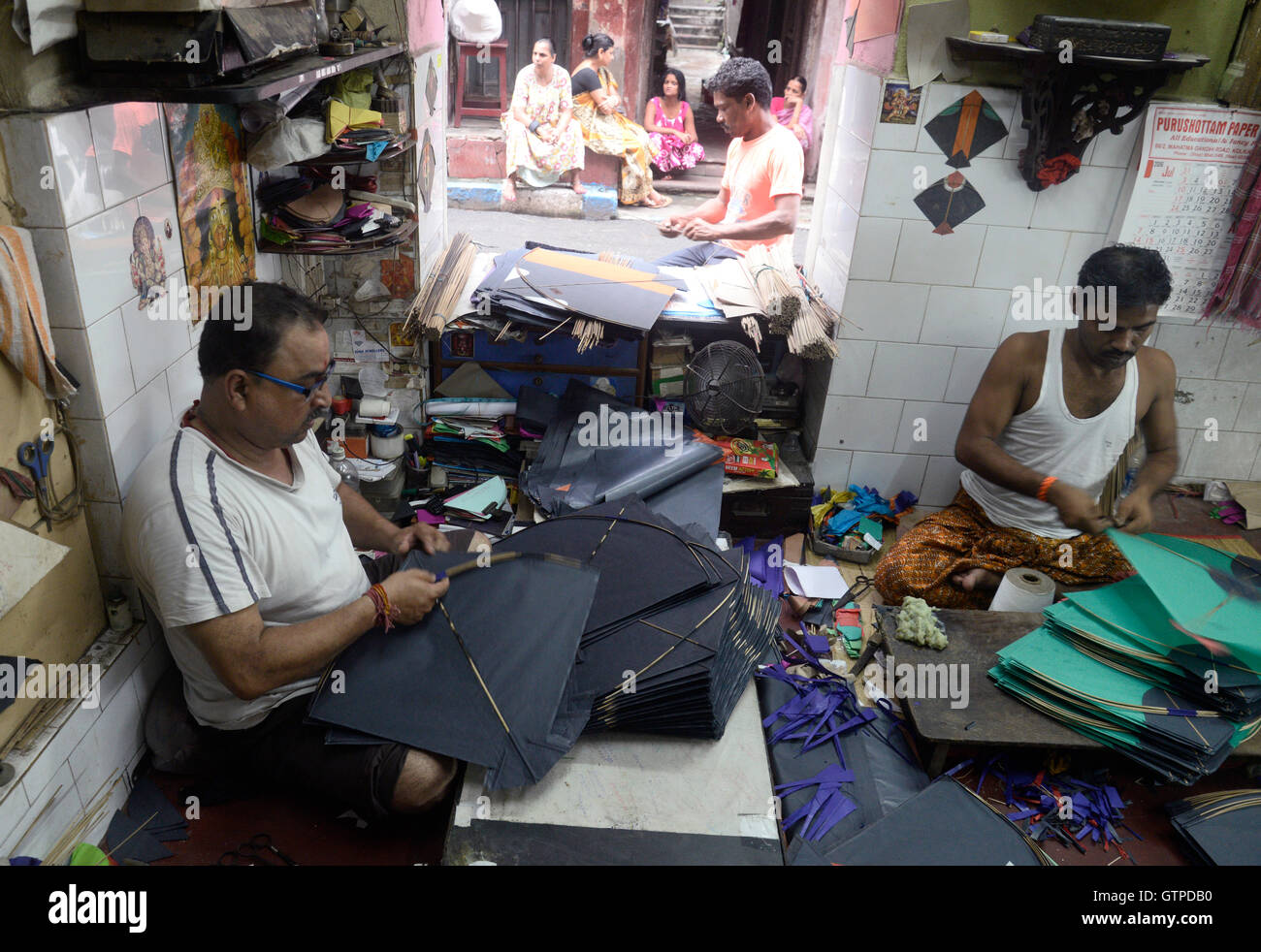 Kolkata, India. 09th Sep, 2016. Nilmaniy Sen(Bisu) busy at his workshop ...