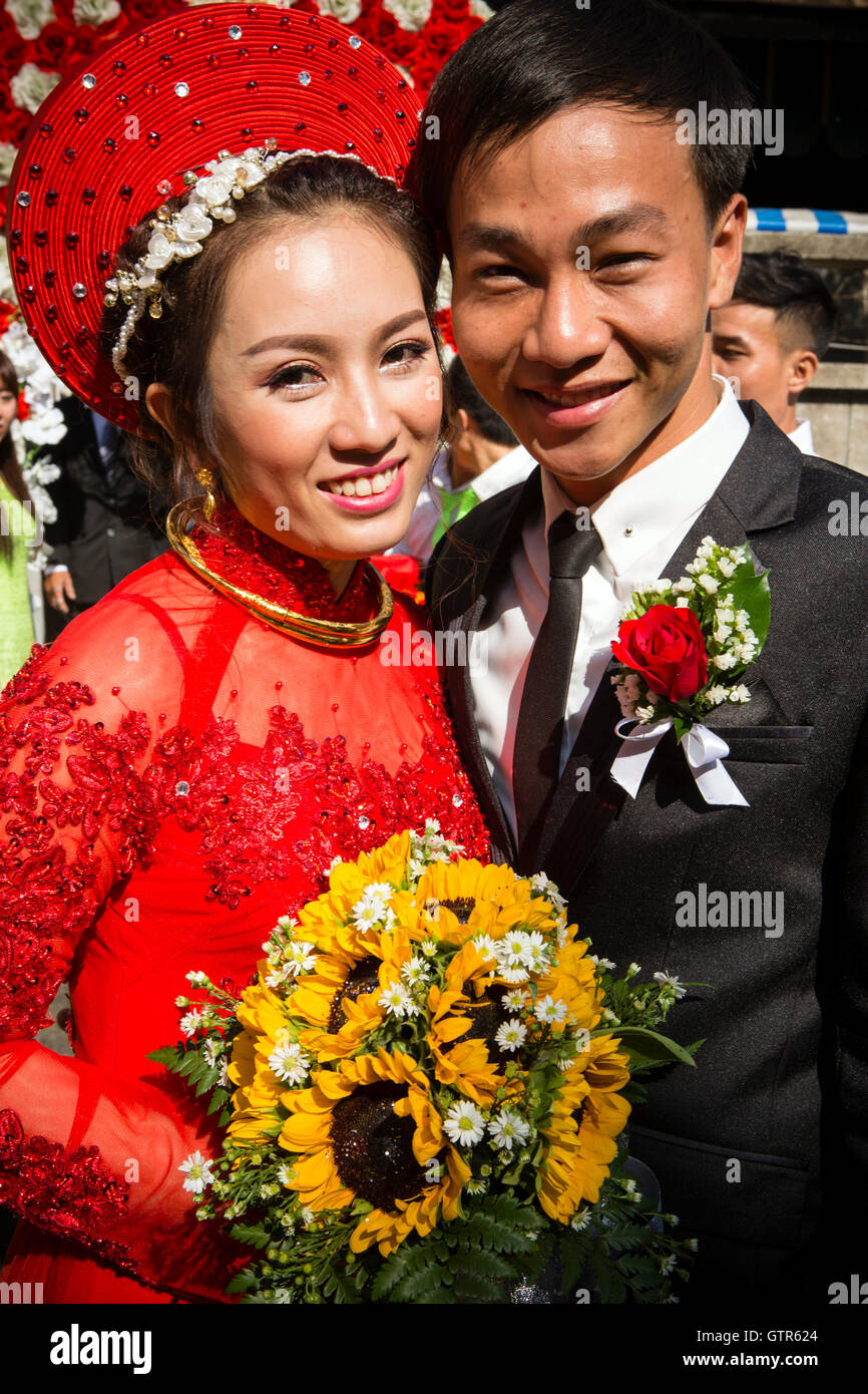 Vietnamese wedding ceremony bride groom husband wife Stock Photo