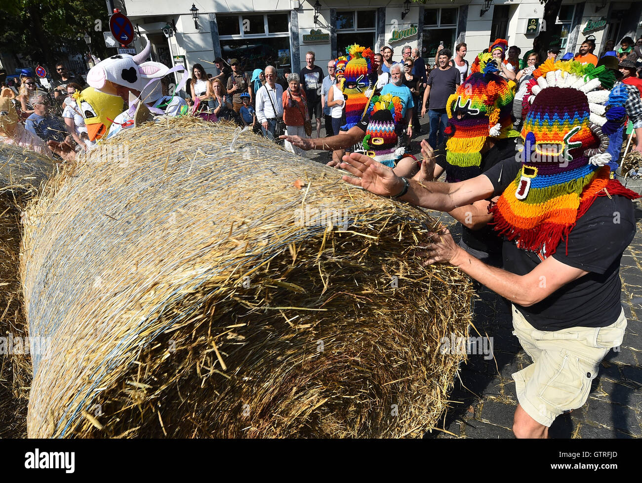 Berlin, Germany. 10th Sep, 2016. 30 teams take part in the 183rd Rixdorf Hay Bale Roll in Berlin, Germany, 10 September 2016. In 1737 the competition between the newly-arrived Bohemian colonists and the Rixdorfers took place for the first time. Photo: BERND SETTNIK/dpa/Alamy Live News Stock Photo