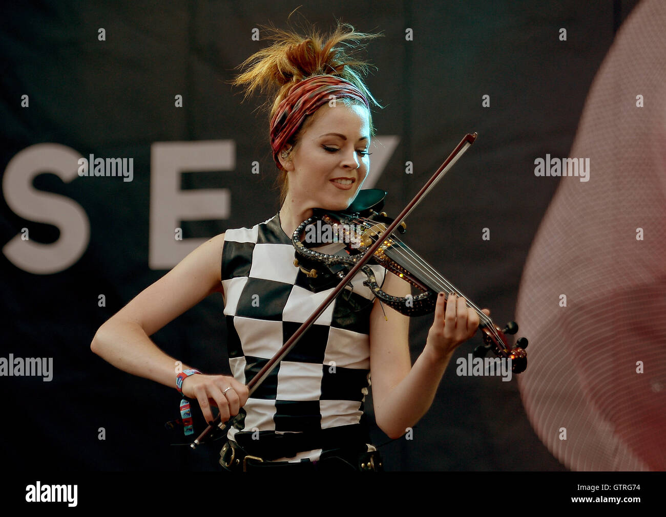 Lindsey stirling lollapalooza hires stock photography and images Alamy